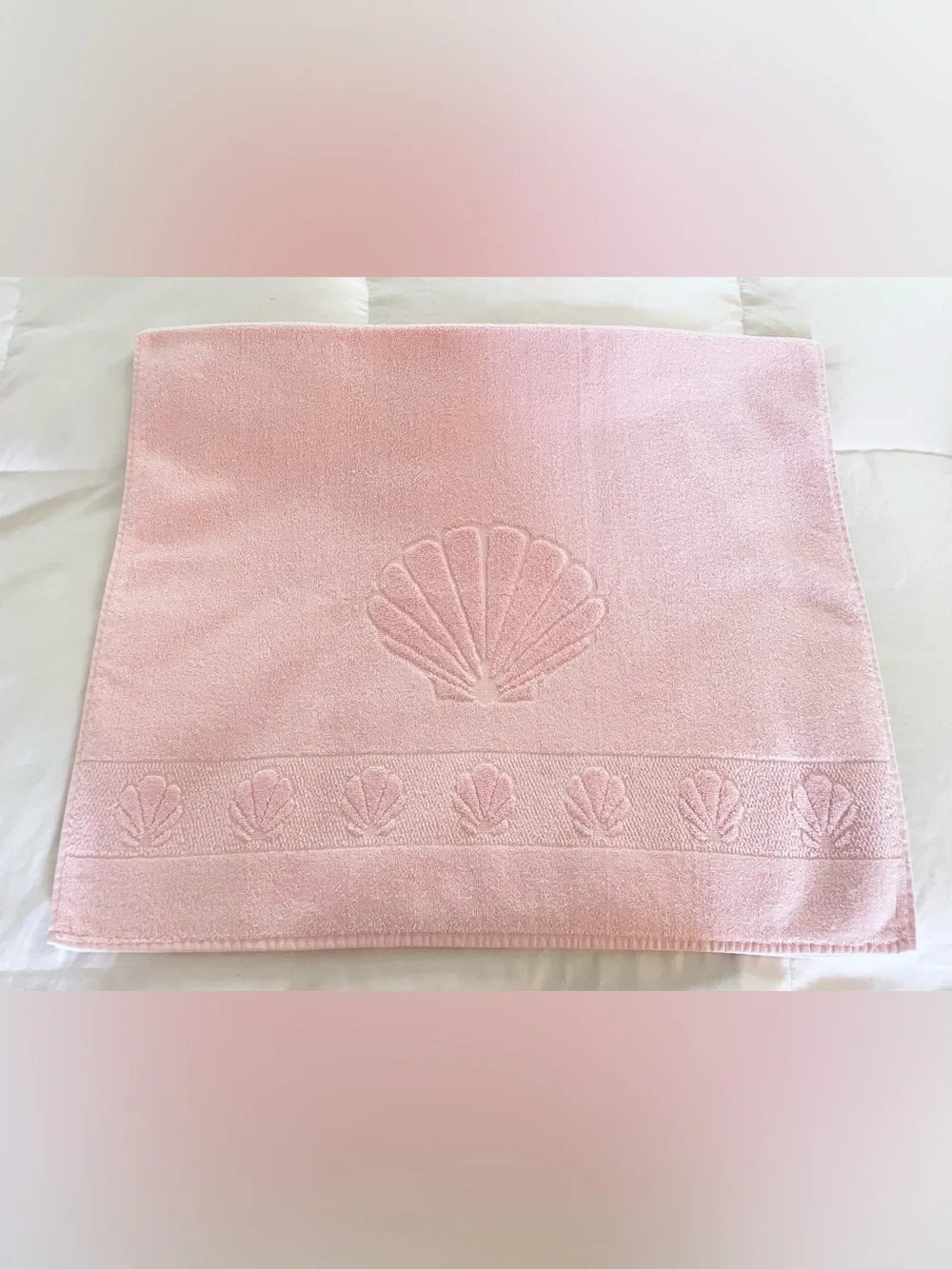 Vintage JCPENNEY Bath Towel Sculpted Shell Pink Cotton 25x42